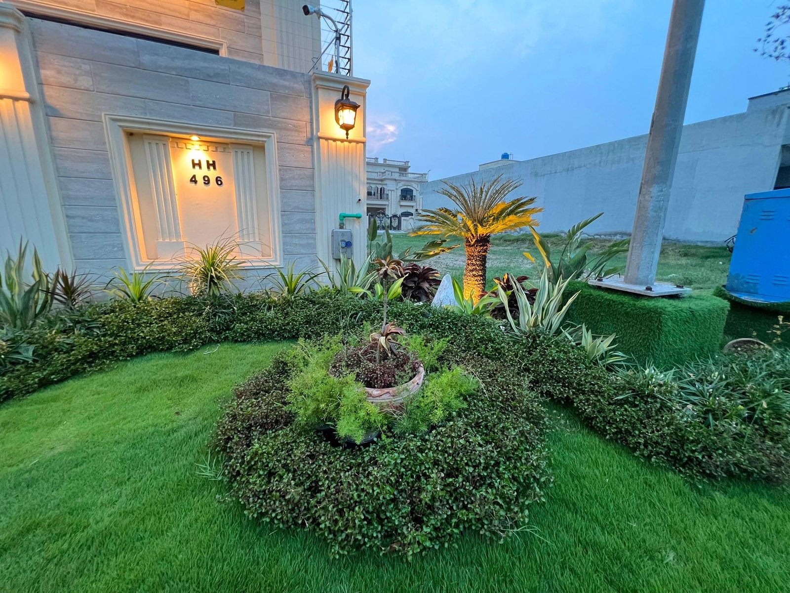 HH-496 garden and facade
